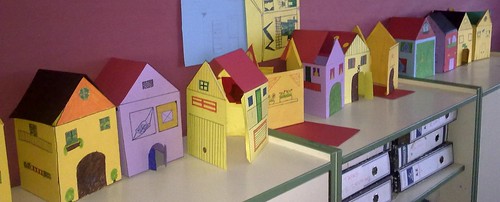 Flickr Les étudiants en plastique ont étudié les trois dimensions et construit leurs propres maisons.