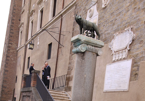 Flickr Entrée latérale de l'hôtel de ville de Rome. Au premier plan, la statue de la louve avec Rômulo et Remus, identique à celle de Brasilia devant le siège du gouvernement local, le Palais Buriti. Siège du Gouvernement du District Fédéral, son nom vient d'un palmier typique du cerrado, le buriti. Devant le palais se trouve une copie de la célèbre sculpture de la Louve romaine allaitant les frères Romulus et Remus. La sculpture, don du gouvernement italien, est un symbole de la fondation de Rome, ville sœur de Brasilia, qui fêtera également son anniversaire le 21 avril. La statue de la Louve est étrusque, attribuée à Vulca (Ve siècle avant JC), mais les jumeaux Romulus et Remus, les fondateurs légendaires, qui y allaitaient, furent ajoutés par Antonio Del Pollaiolo (1471). En 1960, marquant la coïncidence entre la cérémonie marquant le 2713e anniversaire de la fondation de Rome – célébrée le 21 avril – et la naissance de Brasilia, une reproduction de la Louve et une colonne du Forum romain furent remises au chargé d'affaires brésilien à côté du Quirinal. Le cadeau se trouve sur la Praça do Buriti, à la porte du Palais du Gouvernement, symbolisant la rime historique et culturelle entre Rome, la ville éternelle, et Brasilia, la ville de la future civilisation des tropiques. Romulus et Remus sont, selon la mythologie romaine, deux frères jumeaux, dont l'un, Romulus, fut le fondateur de la ville de Rome et son premier roi. Selon la légende, ils étaient les enfants de Mars et de Rhea Sílvia (ou Rhea Silvia), une descendante d'Énée. La date de fondation de Rome est traditionnellement donnée comme le 21 avril 753 avant JC (également appelé "Natal de Rome" et fête de la Palestine). La fuite de Troie Dans l'Énéide de Virgile et Ab Urbe condita libri de Tite-Live, Énée, fils de la déesse Vénus(1), s'enfuit de Troie, vaincu par les Achéens, avec son père Anchise(1) et son fils Ascagne, tandis que sa femme Creusa, fille du roi Priam, disparaît alors qu'ils quittent la ville.(2) Selon cette légende, Rome aurait été fondée par Romulus, dont les origines remontent à la guerre de Troie.(2) Alors qu'Enée se dirige vers l'Italie, une tempête frappe le navire, à la demande de Junon, et l'oblige à débarquer à Carthage, où il est reçu par Didon, reine de la ville. Enée à Carthage Lors d'un banquet en son honneur, Énée commence à raconter ses aventures : la chute de Troie, le stratagème du cheval et la fuite avec son père et son fils. Après avoir fui, ils se réfugièrent sur le mont Ida, où ils restèrent pendant l'hiver en attendant la construction d'une flotte, puis repartirent vers une nouvelle patrie. À la fin de son récit, Didon est amoureuse d'Énée, car Vénus a remplacé son fils par Cupidon, qui frappe Didon avec une de ses flèches. Didon demande à Énée de rester avec elle et de régner à Carthage. Enée et ses compagnons, après avoir séjourné un an à Carthage, partent sur ordre de Jupiter pour le Latium. Didon, apercevant au loin les navires d'Énée, maudit la race troyenne et se suicide. Énée arrive dans le Latium Après plusieurs pèlerinages en Méditerranée, Énée débarque dans le Latium(2), comme sa mère l'avait prédit, disant qu'il fonderait une ville dans la patrie de Dardanus (son ancêtre qui, selon la légende, avait fondé Troie). Dans le Latium, Enée est chaleureusement accueilli par le roi Latinus(2), qui lui offre en mariage sa fille Lavinia(2). Or, la princesse avait déjà été promise à Turnus, roi des Rutuli. La dispute pour la main de la jeune femme devient une véritable guerre, à laquelle participent les différentes populations italiques, dont Étrusques et Volsques. Enée s'allie à quelques populations grecques d'Argos et s'établit dans la ville de Palante, sur la colline Palatine, royaume de l'Arcadien Evander et de son fils Palante. La guerre est sanglante, Palante meurt bientôt, frappé par Turno et, pour éviter d'autres victimes, le différend entre Enée et Turno doit être résolu dans un combat entre les deux commandants et prétendants. Enée tue Turnon, épouse Lavinia et fonde la ville de Lavinium (Lavinium), l'actuelle Pratica di Mare. Albe la Longue Trente ans plus tard, Ascagne, fils d'Énée, fonde une nouvelle ville, Alba la Longue(1), sur laquelle règnent ses descendants. Environ 400 ans plus tard, le fils et héritier légitime du douzième roi d'Alba (Procas), Numitor, est déposé par son frère Amulius.(1) Craignant de perdre le trône au profit des descendants de Numitor, Amulius tua son neveu Lausus et força sa nièce, Réia Sílvia, à la virginité perpétuelle, faisant d'elle une Vestale (prêtresse vierge, consacrée à la déesse Vesta).(2)(3) et faire vœu de chasteté. Cependant, elle est fécondée et, pour pallier son manque, elle raconte avoir été séduite par le dieu Mars (dieu romain de la guerre) ; Rhéa La naissance de Romulus et Remus Amulius, pour punir Rhéa Silvia, l'enferme dans un cachot et par peur de ces héros, fils d'un dieu, voulant prendre sa place, il envoie un serviteur pour les tuer, mais le serviteur responsable n'a pas le courage de le faire et les abandonne dans un panier dans le Tibre.(2) Maintenant, c'est le printemps, une période de crues dans laquelle le fleuve quitte son lit.(4) serviteur place le panier contenant les bébés dans les eaux de la rivière qui monte et soulève le panier.(4) Lorsque les eaux de crue se retirent, il reste à terre, au pied du Palatin.(4) Attiré par les cris des nouveau-nés, un loup sort de la forêt et les trouve(5) ; Comme elle venait de perdre ses petits(1), elle a offert ses tétines aux enfants(4) et, comme elle le faisait avec ses petits, les lèche avec sa longue langue.(4) Quelque temps plus tard, un berger(5) nommé Fáustulo a trouvé les garçons et les a ramenés à la maison, où sa femme Aca Laurence les a élevés.(1) Romulus et Remus ont grandi dans la cabane de leurs parents adoptifs.(4) La chasse aux animaux sauvages, courir et l'exercice physique endurcit leur corps et leur âme.(4) Ils avaient des bergers comme compagnons et, avec eux, ils attaquaient les voleurs qui passaient par là pour voler leur butin.(4) Accusé de vol, Remus fut capturé et amené en présence du roi Amulius.(1) Faustulus, le berger, décida alors de raconter à Romulus l'histoire de son origine.(1) Romulus se rendit à Alba Longa, libéra son frère, le tua. Amulius, rendit le trône à son grand-père Numitor et à sa mère les honneurs qui lui étaient dus. Rome : la nouvelle ville Les jumeaux comprirent qu'il n'y avait pas d'avenir pour eux à Alba Longa.(4) Accompagnés de tous les indésirables de la ville, ils retournèrent à l'endroit où ils avaient été abandonnés et décidèrent de fonder une ville.(4) Romulus et Remus décident alors de fonder une nouvelle ville à l'endroit où ils ont grandi.(4) Romulus veut l'appeler Rome et la construire sur le Palatin, tandis que Remus veut la baptiser comme Remora et je l'ai trouvé sur l'Aventin. C'est Tito Lívio lui-même qui évoque les deux versions les plus crédibles des faits :
"Comme ils étaient jumeaux et que le respect de la descendance ne pouvait pas fonctionner comme un critère électif, il appartenait à ceux qui protégeaient ces lieux d'indiquer, sous des auspices, qui serait choisi pour donner le nom à la nouvelle ville et régner après la fondation. Ainsi, pour interpréter les auspices, Romulus choisit le Palatin et Remus choisit l'Aventin. Le premier présage aurait appartenu à Remus.(1) Il vit six vautours.(1) Romulus, à son tour, en vit douze.(1) Comme Romulus était absent lorsque le présage fut annoncé, les groupes respectifs se proclamèrent rois l'un et l'autre en même temps.(1) Certains affirmèrent qu'ils avaient le droit au pouvoir en fonction de la priorité dans le temps, d'autres en fonction du nombre d'oiseaux vus.(1) Il y eut ainsi une dispute et un combat acharné. de paroles transformées en sang(1) : Remus, frappé à la tête, tomba à terre.(1) La version selon laquelle Remus, pour surprendre son frère, aurait escaladé les murs nouvellement construits (pomerium)(1) est la plus notable, et Romulus, en colère, aurait menacé de ces mots : "Donc à partir de maintenant, celui qui grimpe sur mes murs mourra".(1) Ainsi, Romulus prit seul le pouvoir et la ville qu'il fonda prit le nom du fondateur."
Segunda a lenda, Roma foi fundada em 753 aC Romulus et Remus furent les fondateurs légendaires de Rome. Dans la mythologie romaine, ils étaient frères jumeaux, enfants de Rhéa Silvia et du dieu Mars. La légende de Romulus et Remus Naissance et jeunesse Rhéa Silvia était la fille de Numitor Silvius, roi d'Albe la Longue, ville légendaire fondée par Ascagne, fils d'Énée, prince de Troie. Lorsque le frère de Numitor, Amulius, devint roi de force, il fit de Rhéa Silvia une vestale, afin qu'elle n'ait pas d'enfants qui pourraient être rois à sa place. Mais le dieu Mars la séduit et elle donne naissance aux jumeaux Romulus et Remus. Rhéa Silvia fut punie et ses fils furent jetés dans le Tibre, mais furent sauvés par le dieu fluvial Tiberinus, qui sauva également Rhéa Silvia et l'épousa. Romulus et Remus ont été retrouvés par une louve qui les a allaités. Les frères ont ensuite été retrouvés par un berger, Faustulus, qui les a élevés. La fondation de Rome Romulus et Remus fondèrent la ville de Rome. Mais Romulus tua Remus dans un combat et il retourna au palais d'Amulius et le tua.