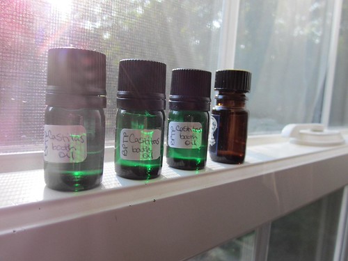 Flickr Huile de bain Castitas, 5 ml. La bouteille BPAL est destinée à la comparaison des tailles.