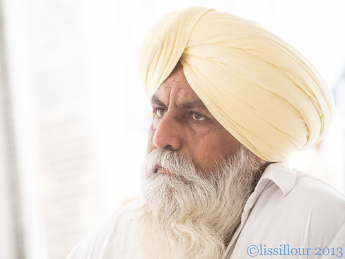 Flickr Un Sikh Amritdhari (initié dans l’ordre du Khalsa) doit garder sur lui en permanence cinq articles de foi.
1 Kesh: les cheveux et poils non coupés ni taillés (les cheveux sont attachés en chignon et couverts d’un Keski (Turban).
2 Kangha : Le peigne sikh,en bois, gardé en permanence dans les cheveux en tant que symbole de propreté.
3 Kacchera : un short sikh utilisé comme sous-vêtement et habillement minimum. II symbolise la décence et la chasteté.
4 Kara: un bracelet de fer porté au poignet droit (ou gauche pour les gauchers) qui protège le poignet et symbolise la retenue dans les actes.
5 Kirpan: une épée portée en bandoulière dans son fourreau par une bande de tissu (Gatra), souvent de la taille d’un poignard avec une lame de 12 cm minimum. A Sikh Amritdhari (initiated into the order of Khalsa) must keep him permanently five articles of faith. 1 Kesh: Hair and hair uncut or cut (the hair is tied in a bun and covered with a Keski (Turban). Kangha 2: The Sikh comb, wooden, kept permanently in the hair as a symbol of cleanliness. 3 Kacchera: Sikh shorts used as underwear and clothing minimum. It symbolizes decency and chastity. 4 Kara: a iron bracelet worn on the right wrist (or left for lefties) that protects the wrist and symbolizes restraint in action. 5 Kirpan: a sword carried slung in its sheath by a band of tissue (Gatra), often the size of a dagger with a blade of 12 cm minimum.