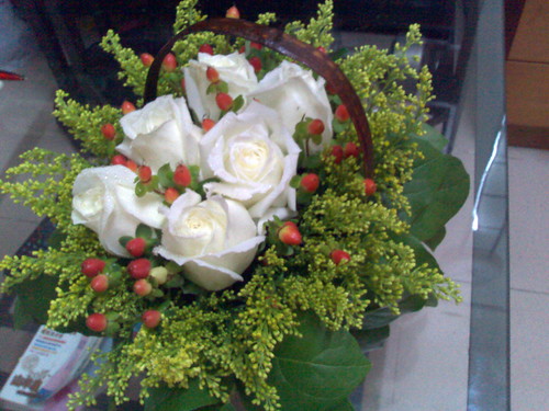 Flickr 6 roses blanches avec fleurs doublées