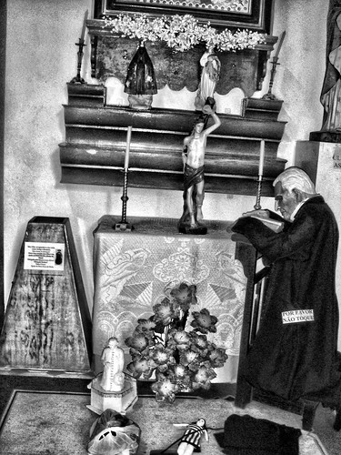 Flickr Padre Cícero (Crato, 24 mars 1844 - Juazeiro do Norte, 20 juillet 1934) est né Cícero Romão Batista à Ceará, Brésil. Il était le fils de Joaquim Romão Batista et Joaquina Vicência Romana. À l'âge de 6 ans, il commence à étudier avec le professeur Rufino de Alcântara Montezuma. Une chose importante à propos de son enfance est son serment de chasteté, fait quand il avait douze ans. Cela a été influencé par ses lectures sur la vie de São Francisco de Sales. En 1860, il fréquente l'école de Cajazeiras, mais en raison de la mort prématurée de son père, il doit retourner chez sa mère et ses sœurs en 1862. La mort de son père, qui était un petit entrepreneur à Crato, entraîna de graves difficultés financières pour sa famille. Ordination Padre Cícero a été ordonné le 30 novembre 1870. Après son ordination, il retourna à Crato et enseigna le latin au Colégio Padre Ibiapina, fondé et dirigé par le professeur José Joaquim Teles Marrocos, son cousin et ami. En faisant le grand Noël de 1871, invité par son professeur Simeão Correia de Macedo, Padre Cícero visita pour la première fois la petite communauté de Juazeiro (qui à l'époque faisait partie de Crato) et célébrait le traditionnel "masse du coq". Le prêtre en visite, âgé de 28 ans, petit, à la peau blanche, aux cheveux clairs et aux yeux bleus pénétrants, a impressionné les habitants. Et il en a été impressionné. Ainsi, après quelques mois, exactement le 11 avril 1872, il revint avec sa famille et ses valises pour y séjourner comme résident permanent à Juazeiro. De nombreux livres affirment que Padre Cícero a décidé de rester à Juazeiro à cause d'un rêve ou d'une vision qu'il avait. Ce prétendu rêve s'est produit après une longue journée de confessions, lorsqu'il cherchait une pièce pour se reposer et s'endormit. Selon ses amis proches, il a vu Jésus-Christ et les douze apôtres assis à une table, semblable à celle de Léonard de Vinci. "Dernière Cène". Soudain, l'endroit était rempli de pauvres Brésiliens du Nord-Est. Le Christ, regardant les pauvres, a dit qu'il était en colère contre l'humanité, mais qu'il était toujours prêt à faire le dernier sacrifice pour sauver le monde. Mais si les hommes ne se repentaient pas rapidement, Il détruirait tout d’un coup. À ce moment-là, il désigna les pauvres et dit : "Et vous, Padre Cícero, prenez soin d'eux !"
Apostolat Padre Cícero a d'abord commencé à travailler sur la petite chapelle locale, obtenant différentes images avec les offrandes des fidèles. Puis, touché par le désir ardent de conquérir le peuple que Dieu lui confiait, il se lance dans une intense prédication. Il a donné de nombreux conseils et effectué de nombreuses visites dans les foyers, commençant à exercer un grand leadership dans la communauté. En outre, il a commencé à essayer de changer les coutumes immorales du peuple, en se débarrassant personnellement de l'ivresse excessive et de la prostitution. Une fois l’harmonie rétablie, la communauté a commencé à grandir. De nombreuses personnes des communautés voisines furent attirées par la nouvelle grande chapelle. Aujourd'hui Aujourd'hui, une grande statue du Padre Cícero se dresse à Juazeiro do Norte. Un pèlerinage vers cette statue a lieu en son honneur chaque mois de novembre, attirant des milliers de fidèles. * Cícero Romão Batista (Crato, 24 mars 1844 — Juazeiro do Norte, 20 juillet 1934) était un sacerdote catholique brésilien. La dévotion populaire est connue du Padre Cícero ou Padim Ciço. Devido ao son carisma, obtenir un grand prestige et une influence sur la vie sociale, politique et religieuse du Ceará et de la région Nordeste du Brésil. Nascido no interior do Ceará, était fils de Joaquim Romão Batista et Joaquina Vicência Romana, conhecida como dona Quinô. Depuis quelques années, je suis venu à l'étude du professeur Rufino de Alcântara Montezuma. Un sujet important pour son enfance : le vote de la caste, qui a somnolé pendant des années, a été influencé par la lecture de la vie de São Francisco de Sales. En 1860, il est inscrit au Collège du renommé Padre Inácio de Sousa Rolim, à Cajazeiras na Paraíba. J'ai peut-être découvert que, en 1862, j'étais mort inespéré de votre père, la vie de Colera-Morbo, qui a interrompu vos études et votre vol pour la mère et les mères solteiras. À la mort du père, qui était un petit commerçant à Crato, il y avait des difficultés financières à la famille, de la même manière que, plus tard, en 1865, lorsque Cícero Romão Batista entra précisément dans le séminaire de Prainha, à Fortaleza, et fit grâce à son père de crise, le colonel. Antônio Luís Alves Pequeno. L'Ordre Padre Cícero a été ordonné le 30 novembre 1870. Après son ordre rendu à Crato et, alors que le professeur n'a pas été nommé par l'administrateur, il a été nommé à l'enseignement latin au Collège Padre Ibiapina, fondé et dirigé par le professeur José Joaquim Teles Maroc, son premier et le grand ami. Au Natal de 1871, invité par le professeur Simeão Correia de Macedo, le père Cícero a visité la première fois le pays de Juazeiro (une façade localisée dans le pays de Juazeiro, qui concerne la ville de Crato), et a célébré une traditionnelle missa de galo. Le père visiteur, de 28 ans d'identité, estatura baixa, pele branca, cabelos louros, pénétrants olhos azuis et voz modulada, impressionou os habitantes do lugar. Et en retour, c'est vrai. Par conséquent, certains mois, exactement le 11 avril 1872, il est arrivé en été, avec les bagages et la famille, pour fixer la résidence définitive à Juazeiro. De nombreux livres affirment que le Père Cicero a décidé de réparer la mort en juillet, en raison d'un fils (ou d'une vision) qui, deuxièmement ou quoi, bien sûr, pour s'assurer d'un jour exaspérant, après avoir passé des heures à faire un aveu en tant que personnes en arraial, il vous a procuré des recherches dans le quarto contiguo à sala de Aulas da escolinha, onde improvisaram votre alojamento, quando caiu no sono a visão que mudaria votre destino se revelou. Il l'a vu, conformément à ses relations avec ses amis intimes, Jésus-Christ et ses Apôtres endormis envoyés à la table, qui ont disposé du membre de la dernière Cée, de Léonard de Vinci. De repentez-vous, adhérez au local une multitude de personnes qui s'occupent de leurs parcs avec de petites personnes troublées, un exemple de retraités nord-estins. Christ, virando-se para os famintos, falou de sua trompção com a humanidade, mas disse estar disposto ainda afazer un ultime sacrifice pour sauver le monde. Porém, si les hommes ne sont pas en train de tomber dans la dépression, ils se sont mis à l'aise avec tout un jour. À ce moment-là, Ele apontou para os pobres e, voltando-se inesperadamente ordenou: - Et vous, Padre Cícero, tome conta deles! ma vez installé, formé par un petit aglomérat de maisons de taipa et une capeline élevée du premier capelão padre Pedro Ribeiro de Carvalho, en l'honneur de Notre Dame des Dores, padroeira du lieu, qui a initialement traité de mieux ou d'aspect de la capeline, en acquérant diverses images comme esmolas dadas pelos fiéis. Ensuite, juste pour le désir ardent de conquérir ou de peu que le forum confié à Dieu, il développe un travail pastoral intense avec des voyages, des conseils et des visites à domicile, comme n'ayant jamais de vue sur la région. De cette façon, nous avons rapidement commencé à sympathiser avec les habitants, en passant à exercer une grande direction dans la communauté. Parallèlement, avec une grande austérité, qui veut moraliser les costumes de la population, s'associe personnellement aux excès de la femme et de la prostitution. Restaurez l'harmonie, ou vous pourriez expérimenter, alors, les passos de crescimento, entraînez des gens de la vizinhança curieux de connaître le nouveau capelão. Pour auxiliaire du travail pastoral, Padre Cícero résolut, à titre d'exemple, de faire en sorte que Padre Ibiapina, célèbre missionnaire du nord-est, formé en 1883, recruta plusieurs solteiras et viúvas pour l'organisation d'une ligue d'irmandation, formée par Beatas, sur son entière autorité. Mais toujours avec l'accueil des immigrés, d'ici ils peuvent se charger de José Lourenço Gomes da Silva, directeur du Caldeirão de Santa Cruz do Deserto. Il a été supposément milagre l'année dernière en 1889, au cours d'une messe célébrée par le père Cicéron, l'hôte du sacerdoce de la belle Maria de Araújo se transformant en sang dans la bouche de la religieuse. Deuxièmement, le phénomène se répète à plusieurs reprises au cours de deux années. Rapidement, j'ai reçu une notification indiquant que j'avais reçu un message à Juazeiro. L'ordre du père Cicéron du diocèse a formé une commission de pères et de professionnels de la région de la santé pour enquêter sur un prétendu crime. La commission est le président du père Climério da Costa et le secrétaire du père Francisco Ferreira Antero, contactés également par la participation des médecins Marcos Rodrigues Madeira et Ildefonso Correia Lima, ainsi que du pharmacien Joaquim Secundo Chaves. Le 13 octobre 1891, une commission a engagé des recherches et a conclu qu'il n'y avait pas d'explication naturelle pour les faits commis, envoyant un milagre. Insatisfait du rôle de la commission, l'évêque Dom Joaquim José Vieira est nommé une nouvelle commission d'enquête sur l'affaire, en tant que président du père Alexandrino de Alencar et en tant que secrétaire du père Manoel Cândido. Une deuxième commission conclut que je n'ai rien trouvé de milagre, mais je l'ai embusqué. Dom Joaquim se positionne favorablement au deuxième regard et, comme base, il suspend les ordres sacerdotaux du père Cicéron et détermine que Maria de Araújo est fermée. En 1898, le père Cicéron est venu à Rome, où il s'est réuni avec le pape Léon XIII et avec les membres de la Congrégation du Saint-Office, ce qui a entraîné son abstention. Cependant, en revenant à Juazeiro, la décision du Vatican a été révisée et le père Cicéron a été excomunué, mais les études réalisées depuis des décennies par Dom Fernando Panico ont suggéré que l'excommunication ne soit pas appliquée par la loi. Actuellement, Dom Fernando mène le processus de réhabilitation du père Cicéron conjointement avec le Vatican. En 1977, il a été canonisé par l'Église catholique apostolique brésilienne.