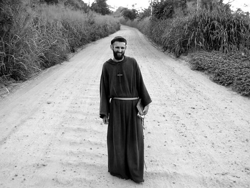 Flickr Prêtre franciscain avec ses vêtements caractéristiques, que j'ai trouvé marchant pieds nus sur une route agricole du désert. En parlant avec lui, il m'a parlé de ses votes de pauvreté, de chasteté et d'autrui dont je ne me souviens pas avec certitude =) Photo prise à Colatina/ES - Brésil *********************** Prêtre franciscain avec ses vêtements caractéristiques, que j'ai trouvé marchant pieds nus le long d'une route déserte dans une ville de l'intérieur. En lui parlant, il m'a parlé de ses vœux de pauvreté, de chasteté et d'un autre dont je ne me souviens pas exactement =) Photo prise à Colatina/ES - Brésil